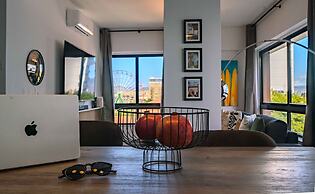 Chic City Center Stay With Stunning View