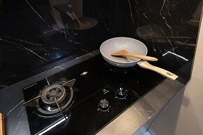 Premium Collins Boulevard Near Airport