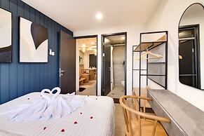 Premium Collins Boulevard Near Airport