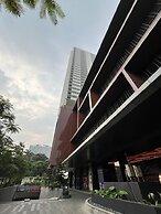 Premium Collins Boulevard Near Airport