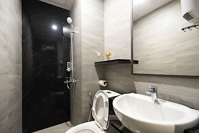 Premium Collins Boulevard Near Airport