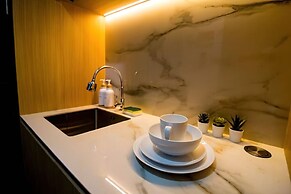 Premium Collins Boulevard Near Airport