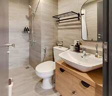 Premium Collins Boulevard Near Airport