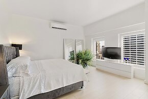 Midtown 5 Bedroom Duplex Luxury Penthouse, 2,500 sq ft, Sleeps 10, Man