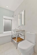 Midtown 5 Bedroom Duplex Luxury Penthouse, 2,500 sq ft, Sleeps 10, Man