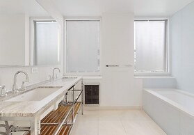 Midtown 5 Bedroom Duplex Luxury Penthouse, 2,500 sq ft, Sleeps 10, Man