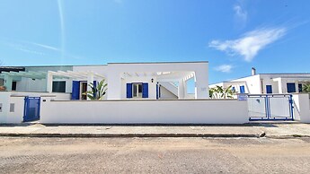 Blue Sky Cottage Just a few Steps From the Beach