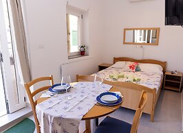 Apartment Kastilac with sea view