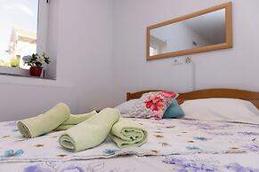 Apartment Kastilac with sea view