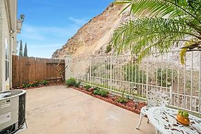 Bright Townhome Retreat With Private Patio Walk Trails
