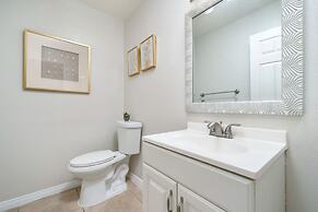 Bright Townhome Retreat With Private Patio Walk Trails