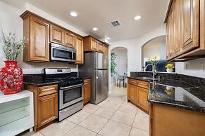 Bright Townhome Retreat With Private Patio Walk Trails
