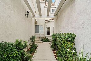 Bright Townhome Retreat With Private Patio Walk Trails