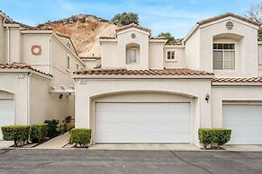 Bright Townhome Retreat With Private Patio Walk Trails