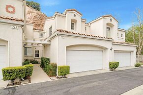 Bright Townhome Retreat With Private Patio Walk Trails