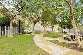 Bright Townhome Retreat With Private Patio Walk Trails