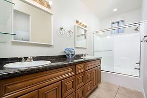 Bright Townhome Retreat With Private Patio Walk Trails