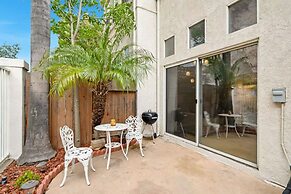 Bright Townhome Retreat With Private Patio Walk Trails
