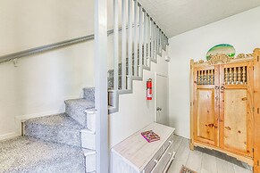 Walk to Dtwn Ruidoso: Mtn-view Condo w/ Pool!