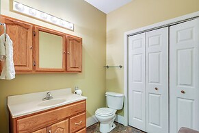 Community Courtyard & Fireplace: Cowan Apt!