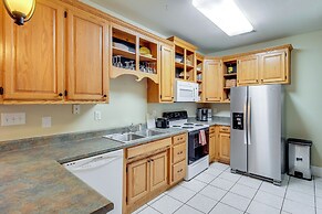 Community Courtyard & Fireplace: Cowan Apt!