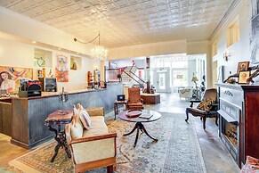 Community Courtyard & Fireplace: Cowan Apt!