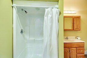 Community Courtyard & Fireplace: Cowan Apt!