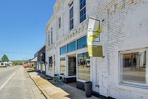 Community Courtyard & Fireplace: Cowan Apt!