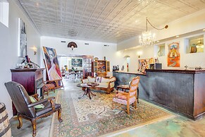 Community Courtyard & Fireplace: Cowan Apt!