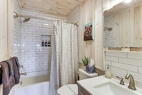 3 Mi to Dtwn: Blue Ridge Cabin w/ Hot Tub & Views