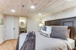 3 Mi to Dtwn: Blue Ridge Cabin w/ Hot Tub & Views