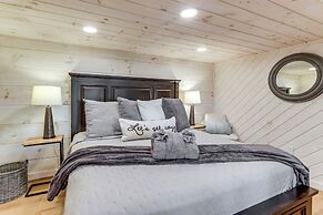 3 Mi to Dtwn: Blue Ridge Cabin w/ Hot Tub & Views