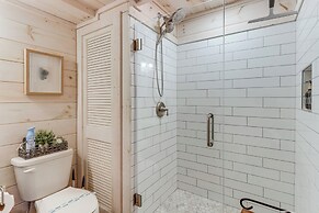 3 Mi to Dtwn: Blue Ridge Cabin w/ Hot Tub & Views