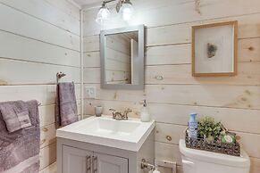 3 Mi to Dtwn: Blue Ridge Cabin w/ Hot Tub & Views