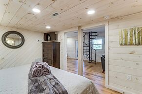3 Mi to Dtwn: Blue Ridge Cabin w/ Hot Tub & Views