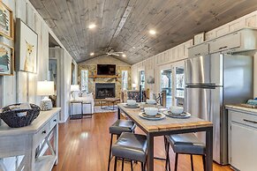 3 Mi to Dtwn: Blue Ridge Cabin w/ Hot Tub & Views