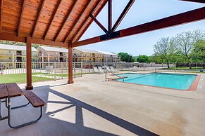 'rio Vista' Condo: Direct Guadalupe River Access!