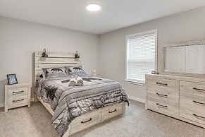 Lake & Pool Access: Poconos Family Getaway!