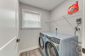 Lake & Pool Access: Poconos Family Getaway!