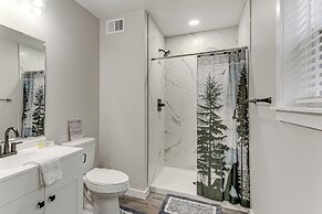 Lake & Pool Access: Poconos Family Getaway!