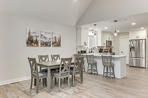 Lake & Pool Access: Poconos Family Getaway!