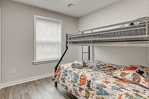 Lake & Pool Access: Poconos Family Getaway!