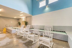 Smith Mountain Lake Retreat w/ Resort Amenities!