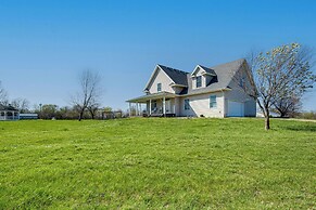 Fire Pit & Gazebo: Rural Warrensburg Getaway!