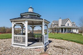 Fire Pit & Gazebo: Rural Warrensburg Getaway!