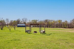 Fire Pit & Gazebo: Rural Warrensburg Getaway!