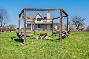 Fire Pit & Gazebo: Rural Warrensburg Getaway!