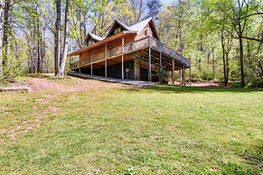 Mtn-view Retreat w/ Covered Porch in Dahlonega!