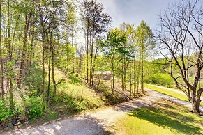 Mtn-view Retreat w/ Covered Porch in Dahlonega!