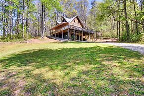 Mtn-view Retreat w/ Covered Porch in Dahlonega!